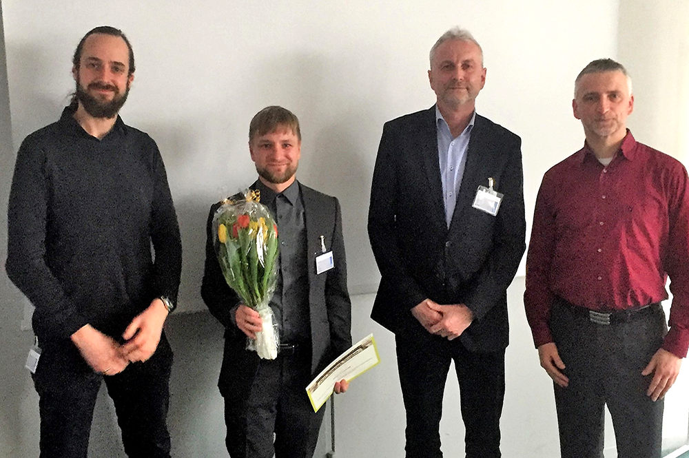 Robert Schwarzelt (2.v.l.) erhält den diesjährigen Peis des Sächsischen Telekommunikationszentrums. Das Foto zeigt (v.l.n.r.): Herrn Rietzsch (Betreuer Teleconnect GmbH), Robert Schwarzelt, Prof. Boden (Betreuer HTW Dresden), Jörg Schneider (Geschäftsführer des sächs Tel)