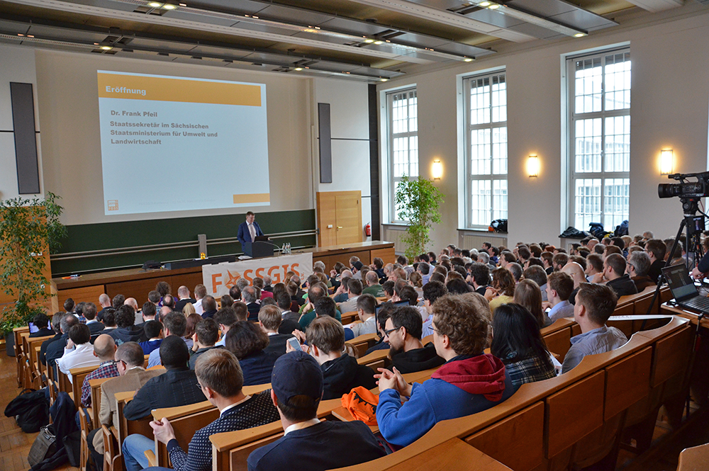 Heute wurde die FOSSGIS-Konferenz von Staatssekretär Dr. Frank Pfeil des Sächsischen Staatsministeriums für Umwelt und Landwirtschaft und Vertretern des FOSSGIS e.V. eröffnet.