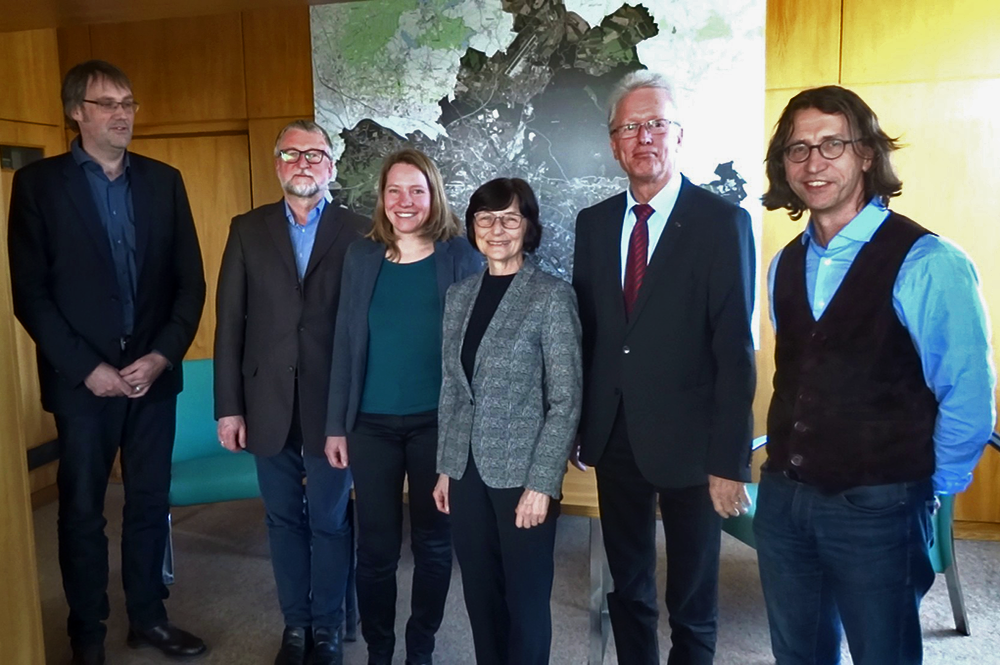Unterzeichnung des Kooperationsvertrages zwischen der HTW Dresden und dem Umweltamt: Prof. Henning Günther, Wolfgang Socher, Frau Weber, Prof. Marina Vogel; Prof. Roland Stenzel, Herr Seifert (v.l.n.r.).