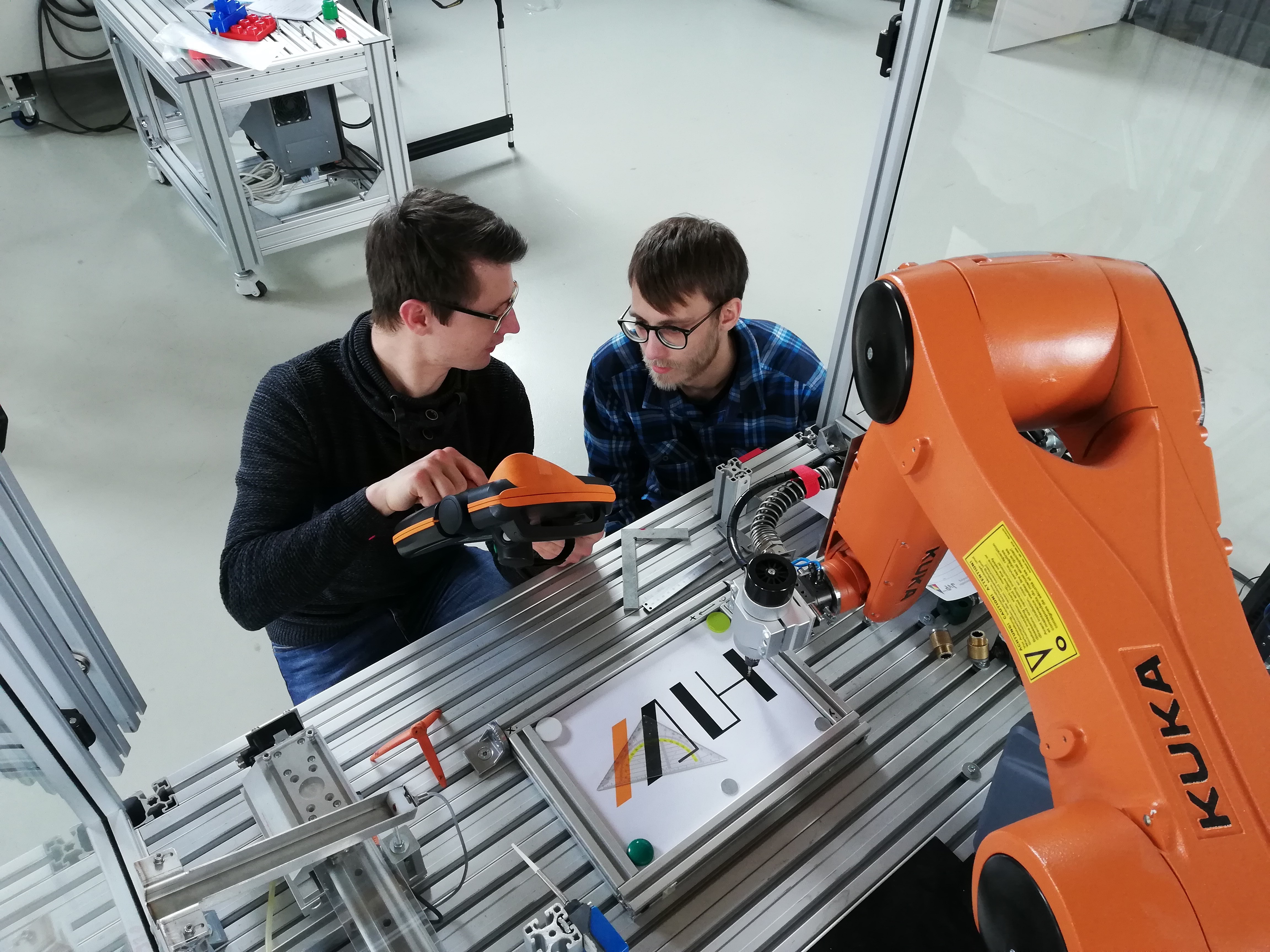 Am Ende des Robotikkurses frästen die Studenten das Logo der HTW Dresden.
