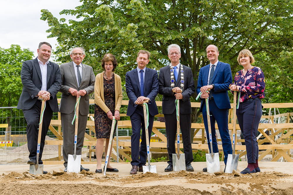 Mit Tatkraft für die Wissenschaft. Der Landtagsabgeordnete Christian Hartmann, Prof. Dieter Janosch (SIB), Wissenschaftsministerin Eva-Maria Stange, Ministerpräsident Michael Kretschmer, Rektor Prof. Roland Stenzel, Finanzminister Matthias Haß und die Landtagsabgeordnete Aline Fiedler (v. l.) beim offiziellen Spatenstich für das neue Lehr- und Laborgebäude.