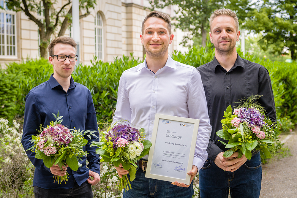 Die Finalisten des diesjährigen Nachwuchsforscherpreises: Tim Seiler, Dr. Sebastian Paufler, David Wildner (v.l.n.r.).