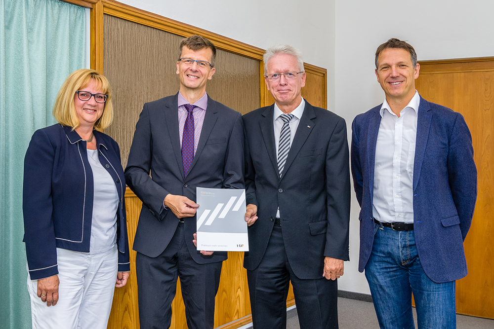 Der Vertrag wurde am 8. Juli von Pia Petzoldt (Fachleiterin Naturwissenschaften, Gymnasium Dresden-Plauen), Uwe Hofman (Schulleiter Gymnasium Dresden-Plauen), Prof. Roland Stenzel (Rektor HTW Dresden) und Prof. Ralph Sonntag (Prorektor Lehre und Studium HTW Dresden) unterzeichnet (v.l.n.r.).