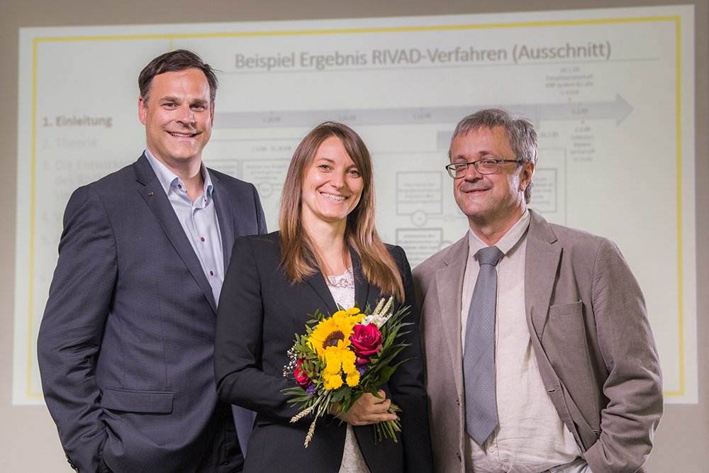 Katrin Wieczorek (Mitte) hat ihre Dissertation an der Fakultät für Maschinenbau an der TU Chemnitz erfolgreich verteidigt. Die Arbeit entstand an der HTW Dresden unter Betreuung von Prof. Rüdiger von der Weth (Fakultät Wirtschaftswissenschaften) (rechts) im Rahmen eines kooperativen Promotionsvorhabens mit der TU Chemnitz. Hier bei der Gratulation durch Prof. Gestring (Dekan der Fakultät Wirtschaftswissenschaften der HTW Dresden, links).
