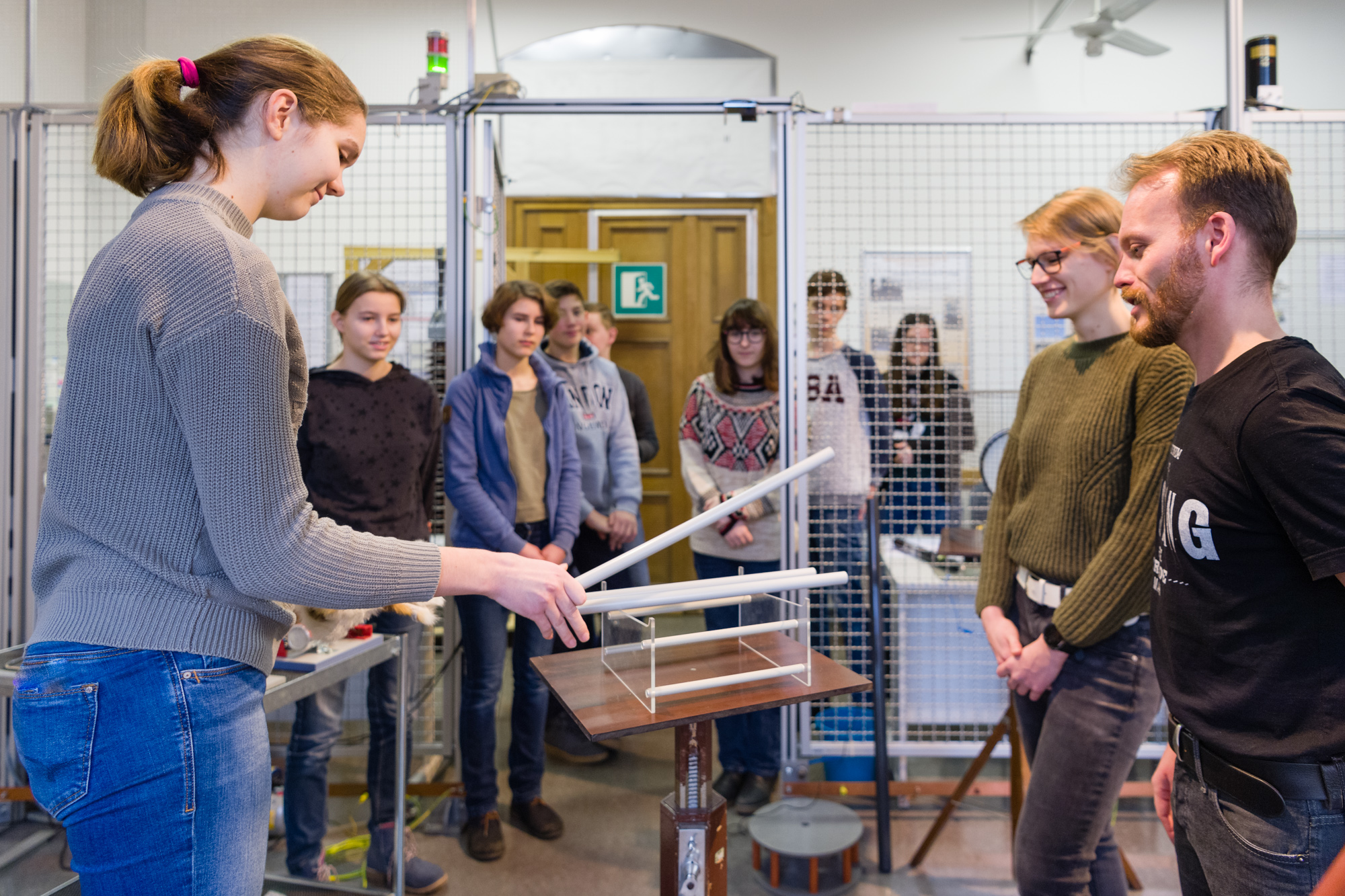 Schüler experimentieren im Hochspannungslabor