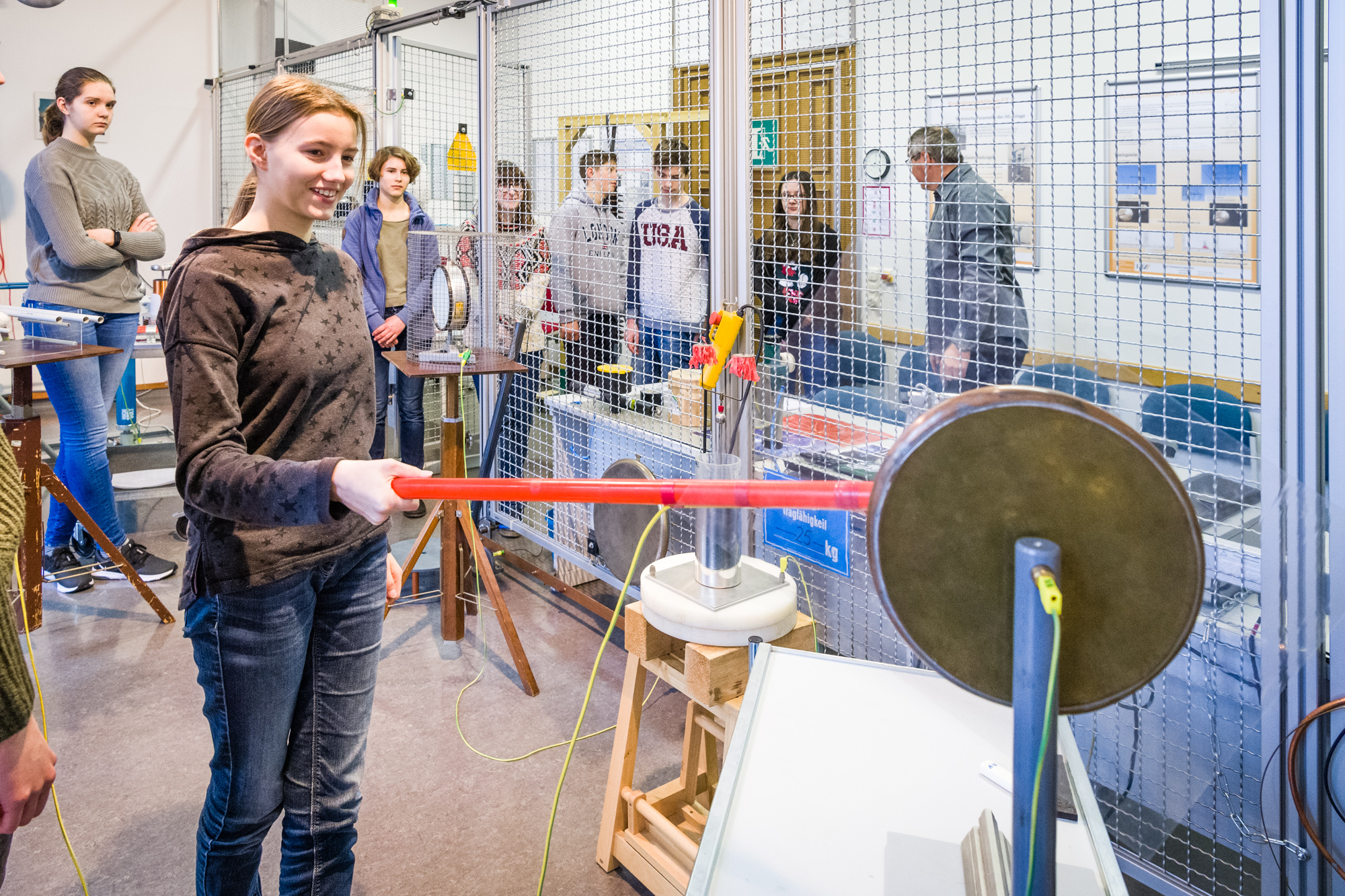 Schüler experimentieren im Hochspannungslabor