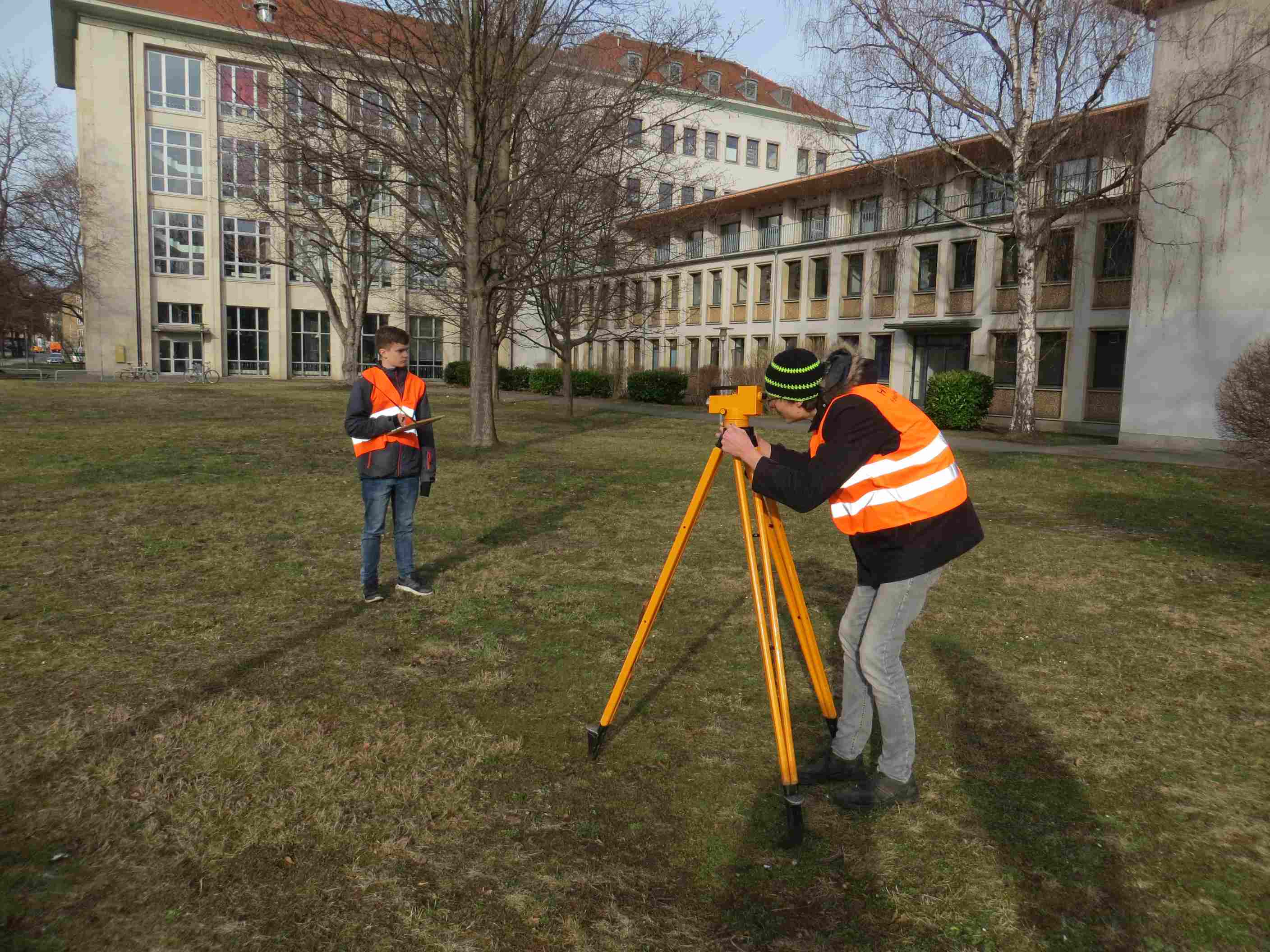 Schüler bei einer Vermessungsübung