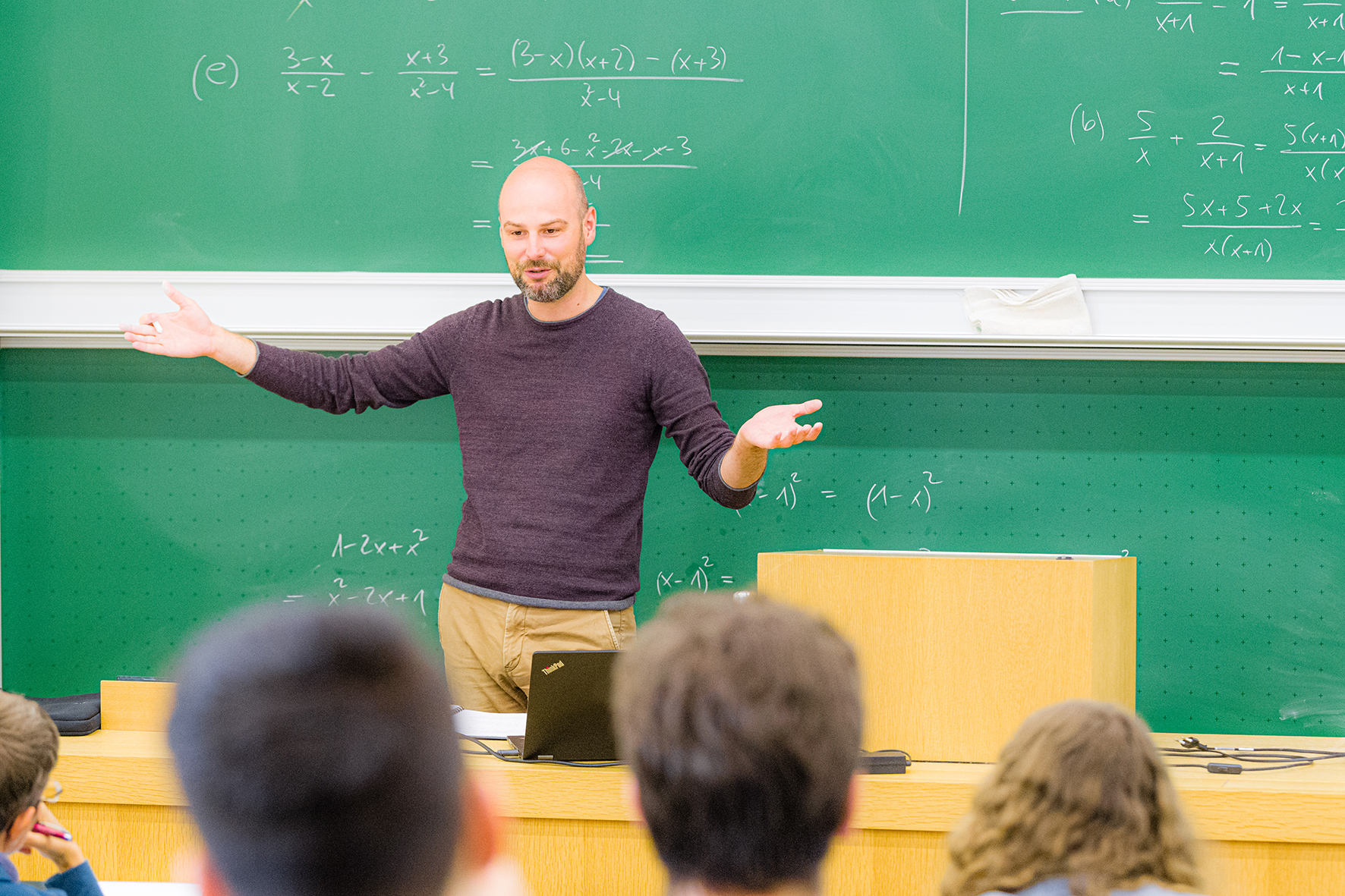 Mann vor einer Tafel mit mathematischen Formeln