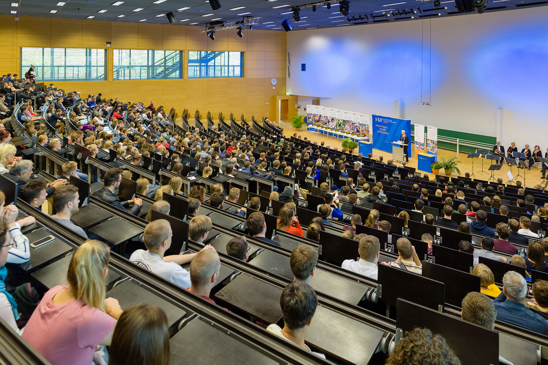 Blick in vollen Hörsaal
