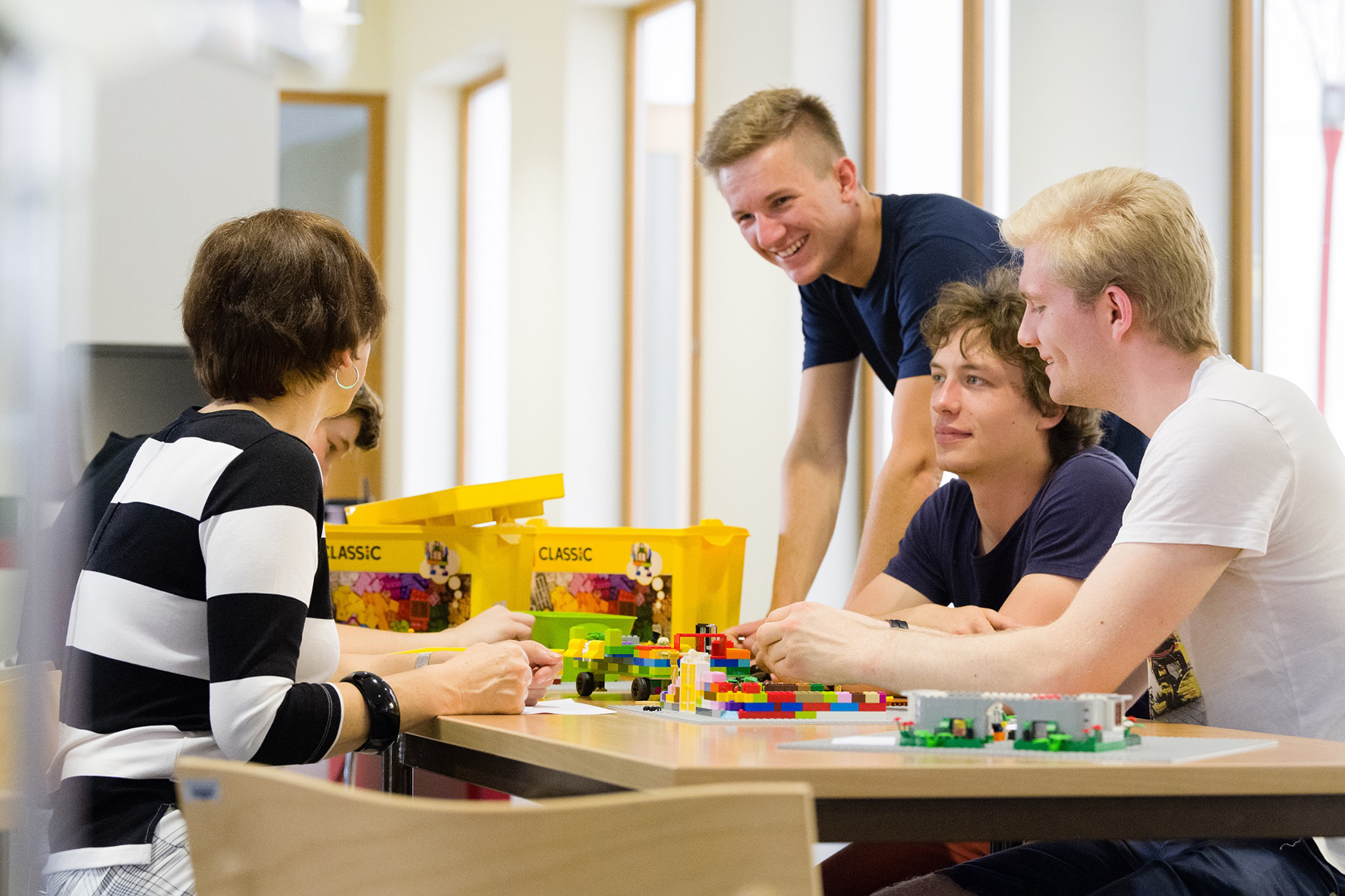 Studierenden erstellen mithilfe von Lego ihre Bibliothek der Träume