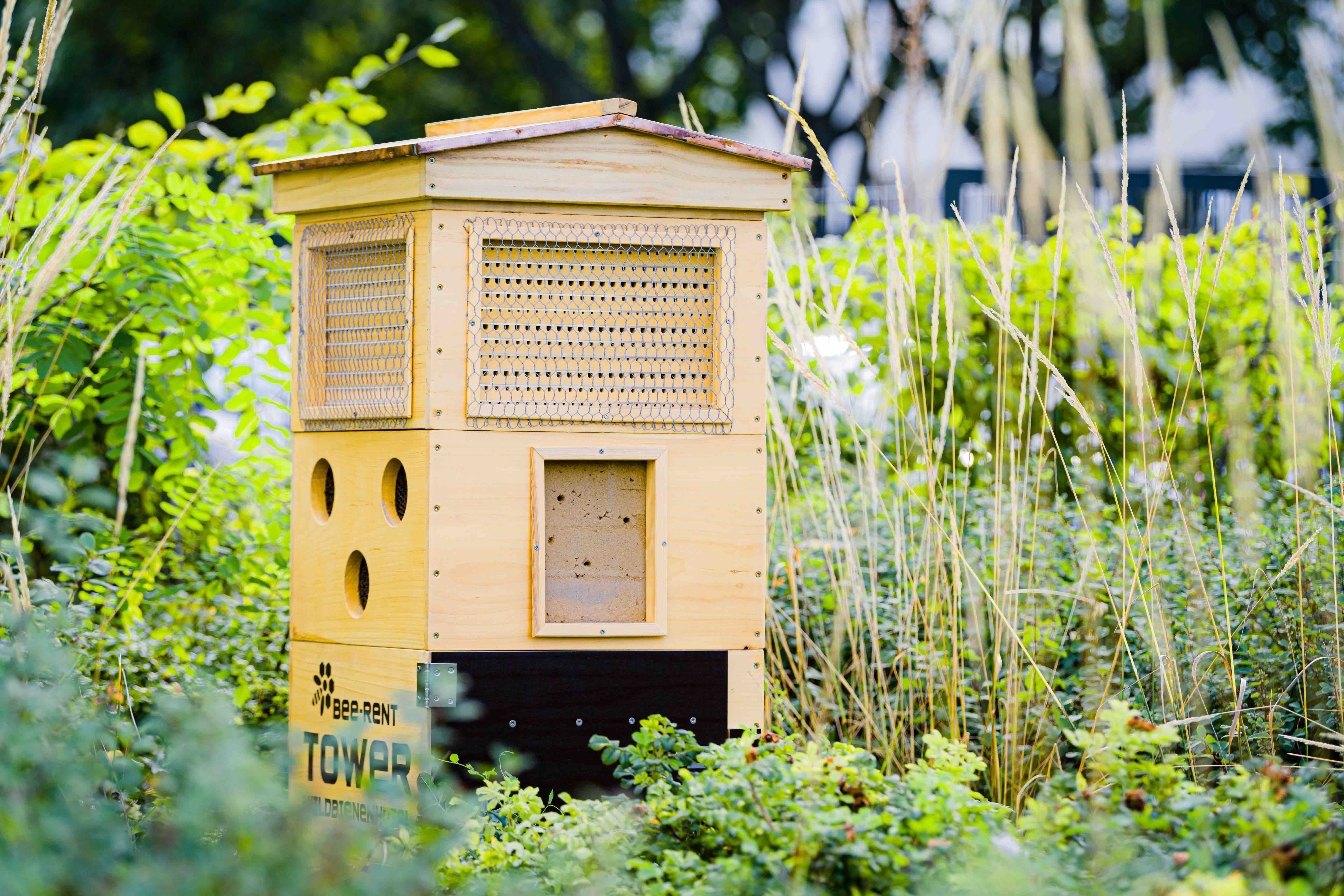 Aus Holz gefertigter Turm als Unterkunft für Wildbienen