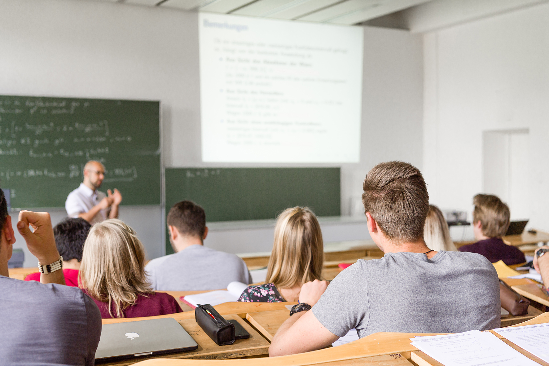 Blick in einen Hörsaal mit Studierenden