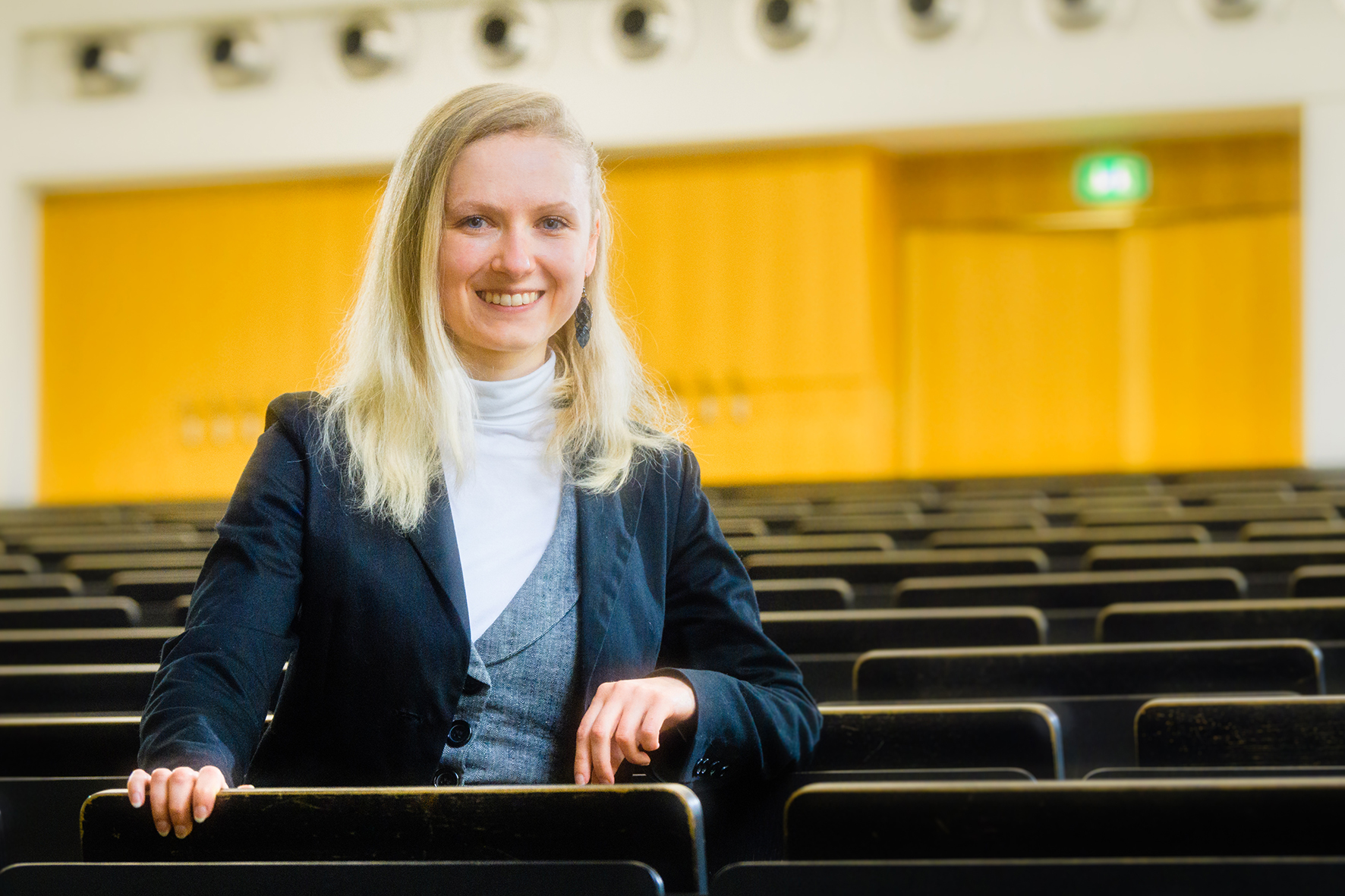 Junge Frau (luliia Latysheva ) sitzt im Hörsaal