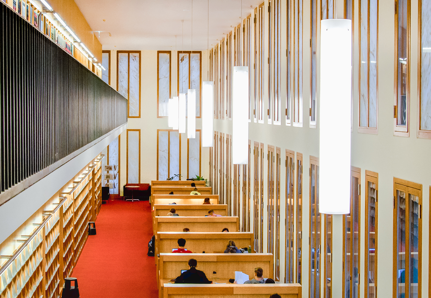 Blick in den Lesesaal der Bibliothek