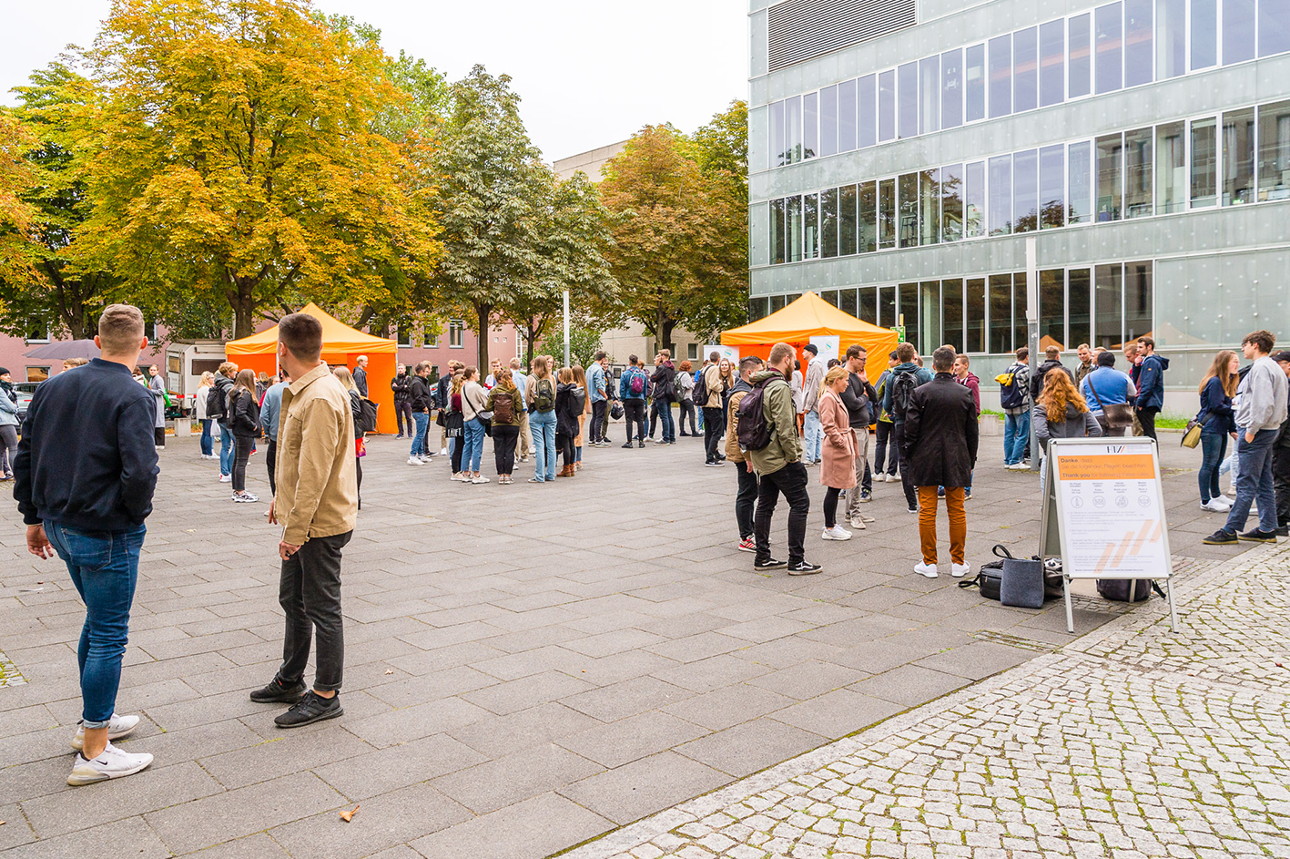 Studierende auf dem Campus