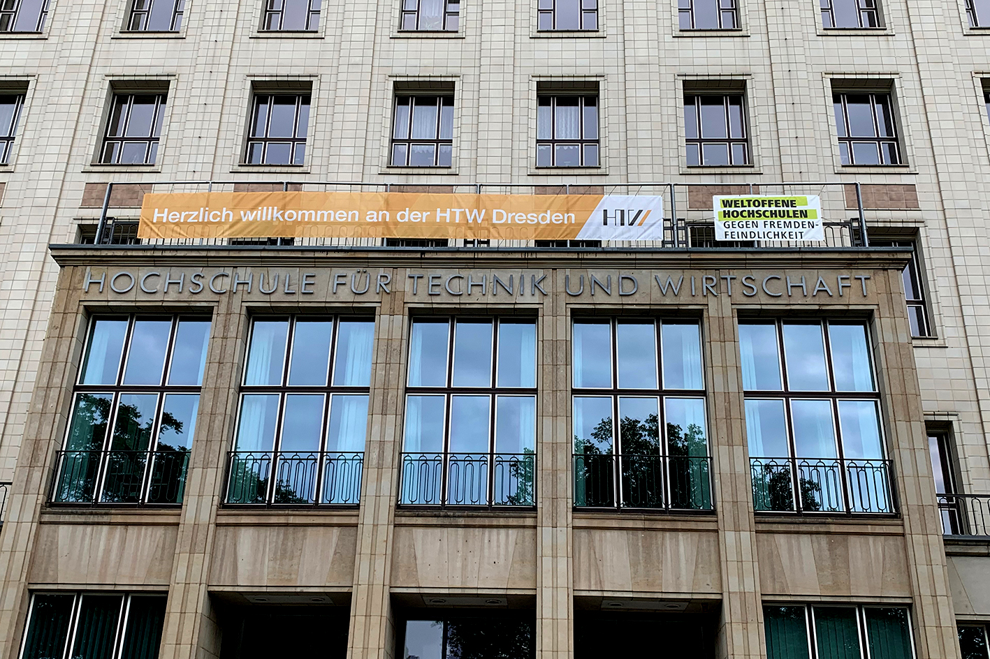 Fassade HTW Dresden mit Banner "Weltoffene Hochschule"