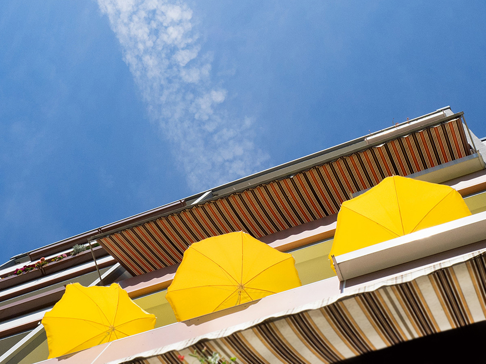 Sonnenschirme auf dem Balkon eines Wohnhauses