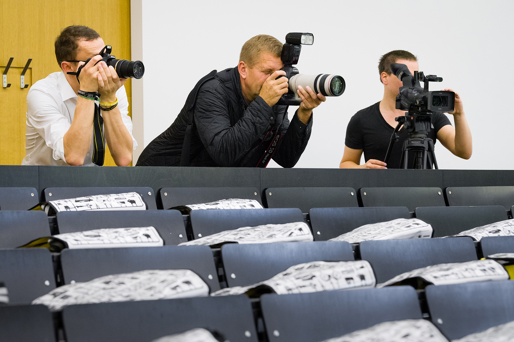 Pressefotografen in Aktion bei einer Pressekonferenz