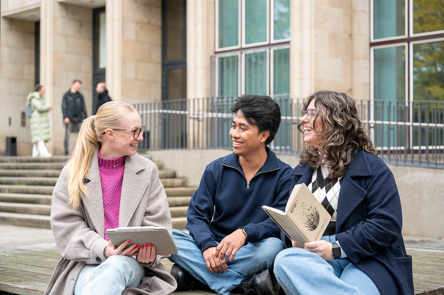 Studierende vor dem Hauptgebäude der Hochschule