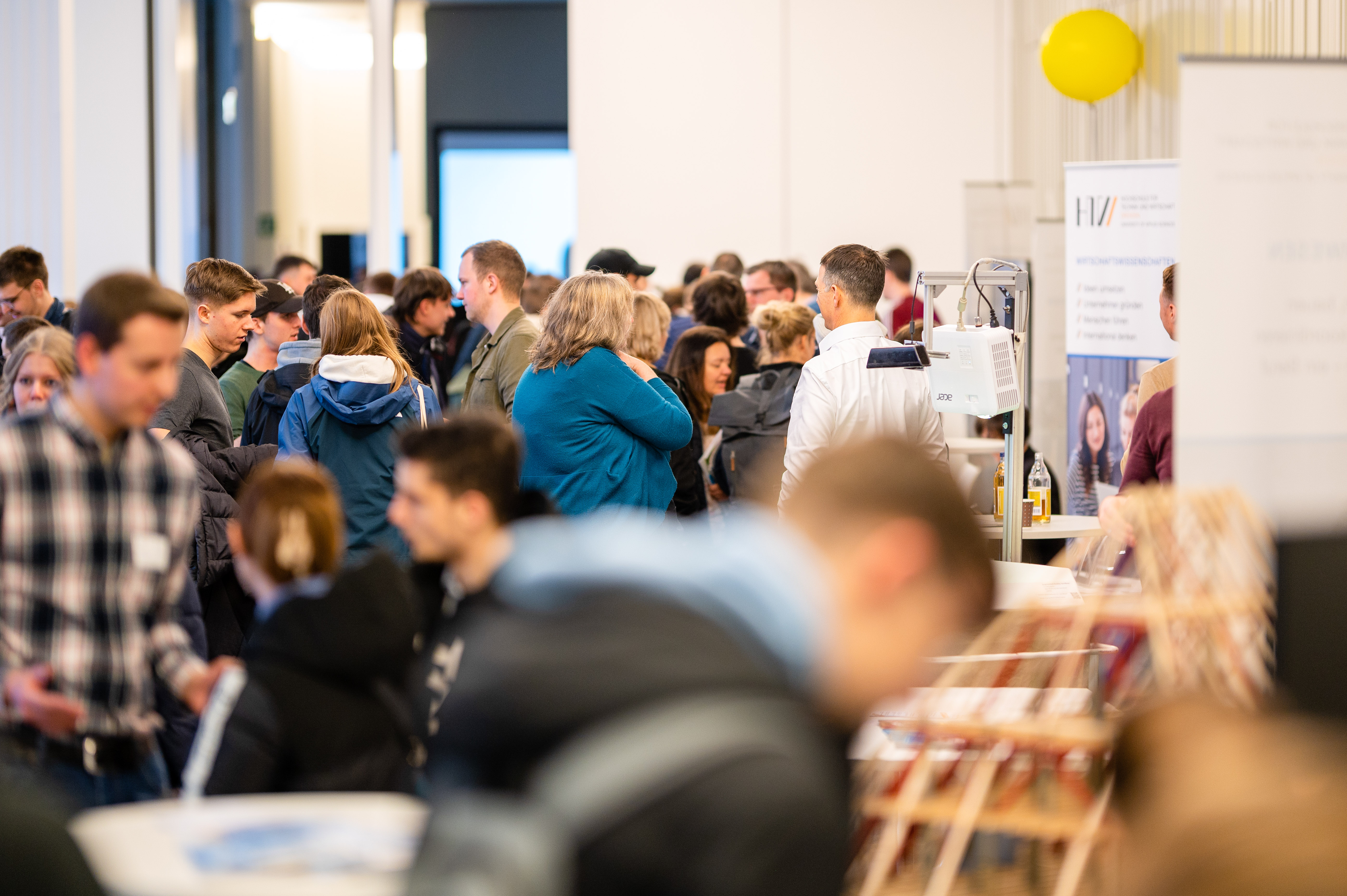 Viele Studieninteressierte an den Ständen der Fakultäten im Gespräch mit den Mitarbeitenden