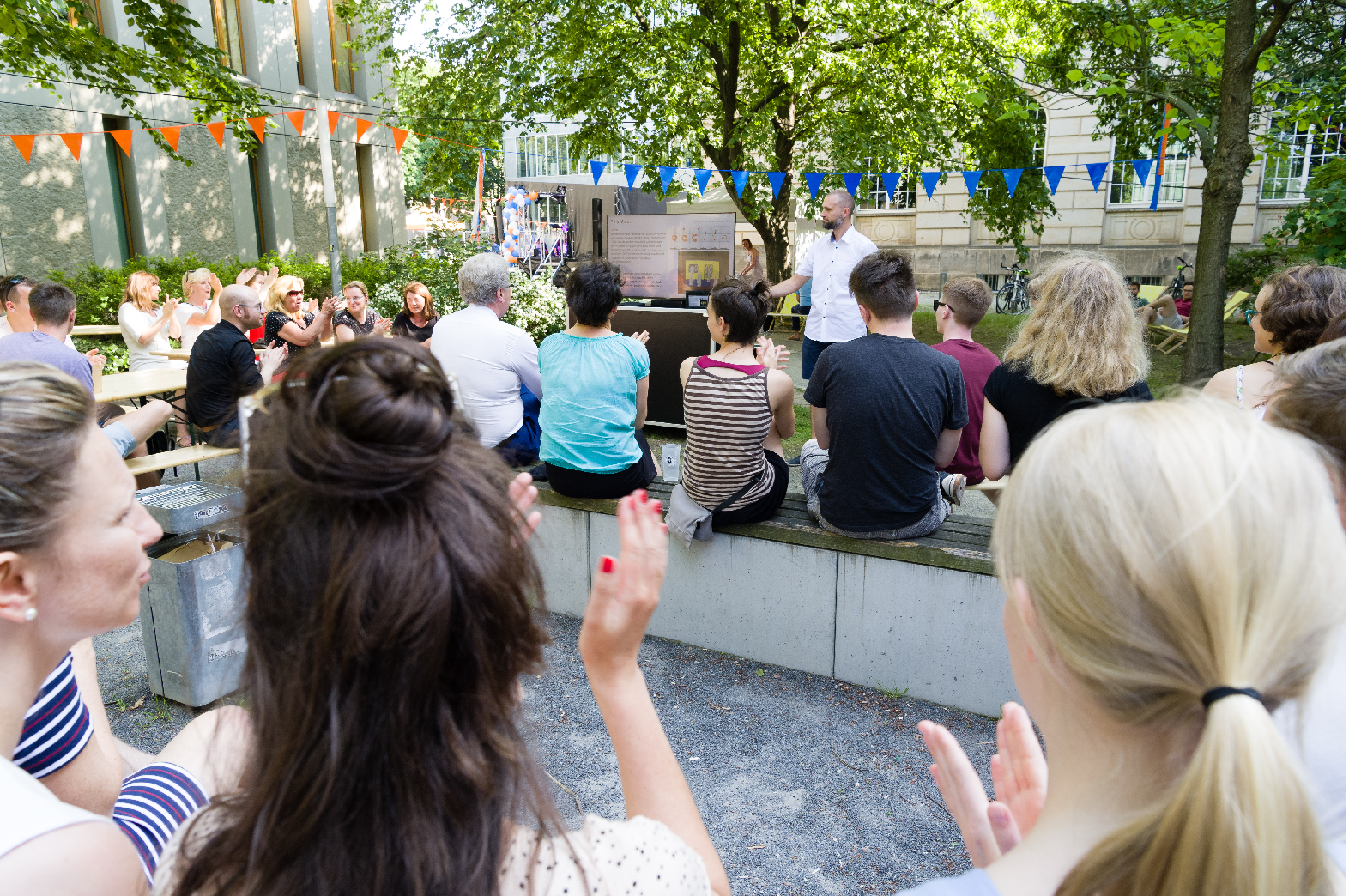 Menschen im Rosengarten