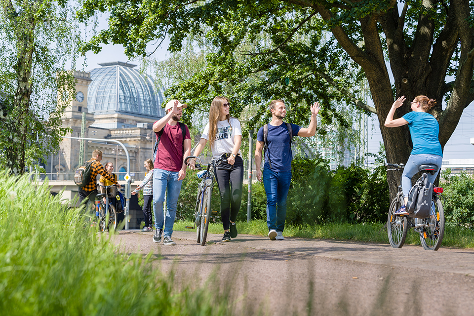 Studierende mit Fahrrad auf dem Campus der HTW Dresden