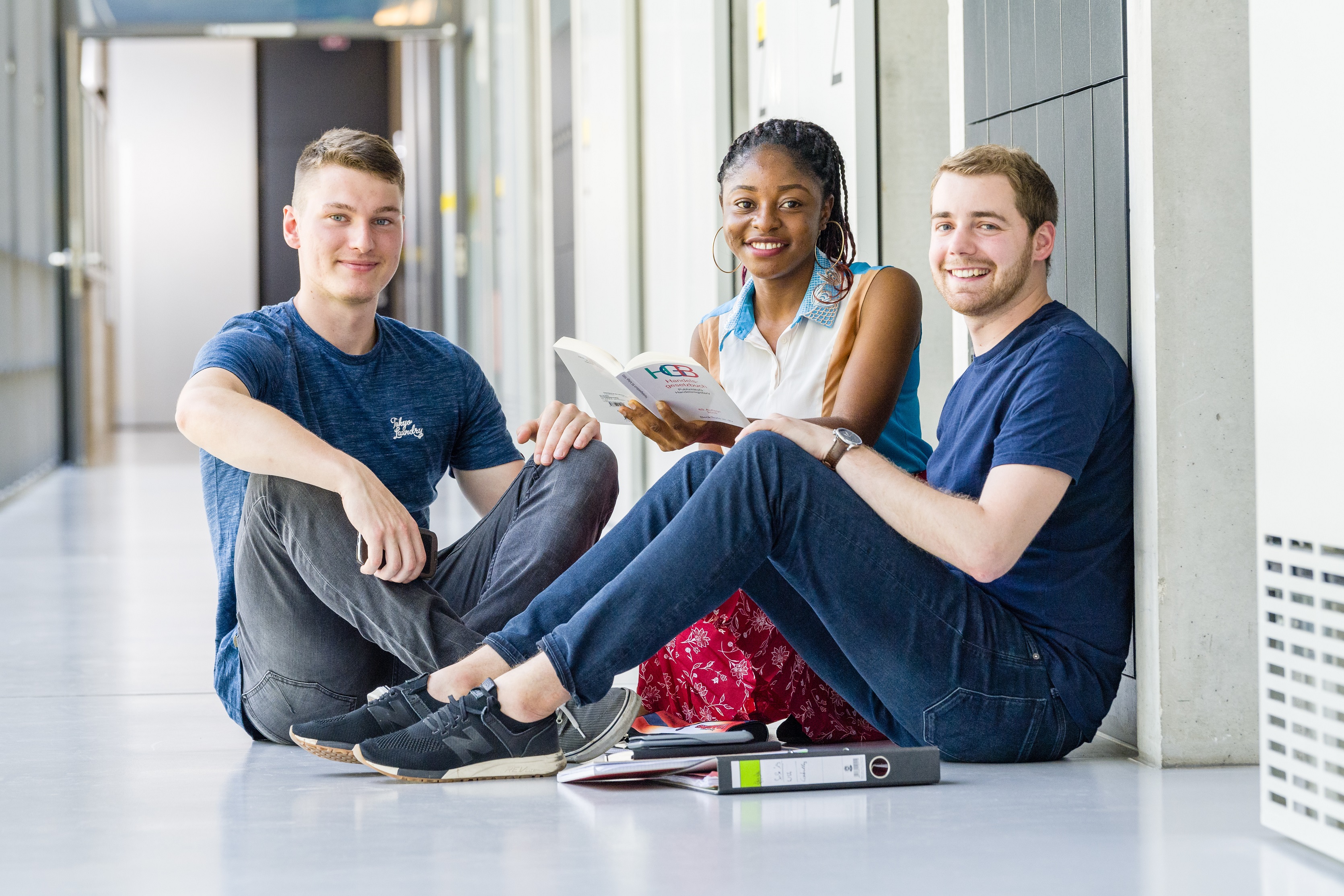 [Translate to English:] Studierende im Gang der N-Gebäude