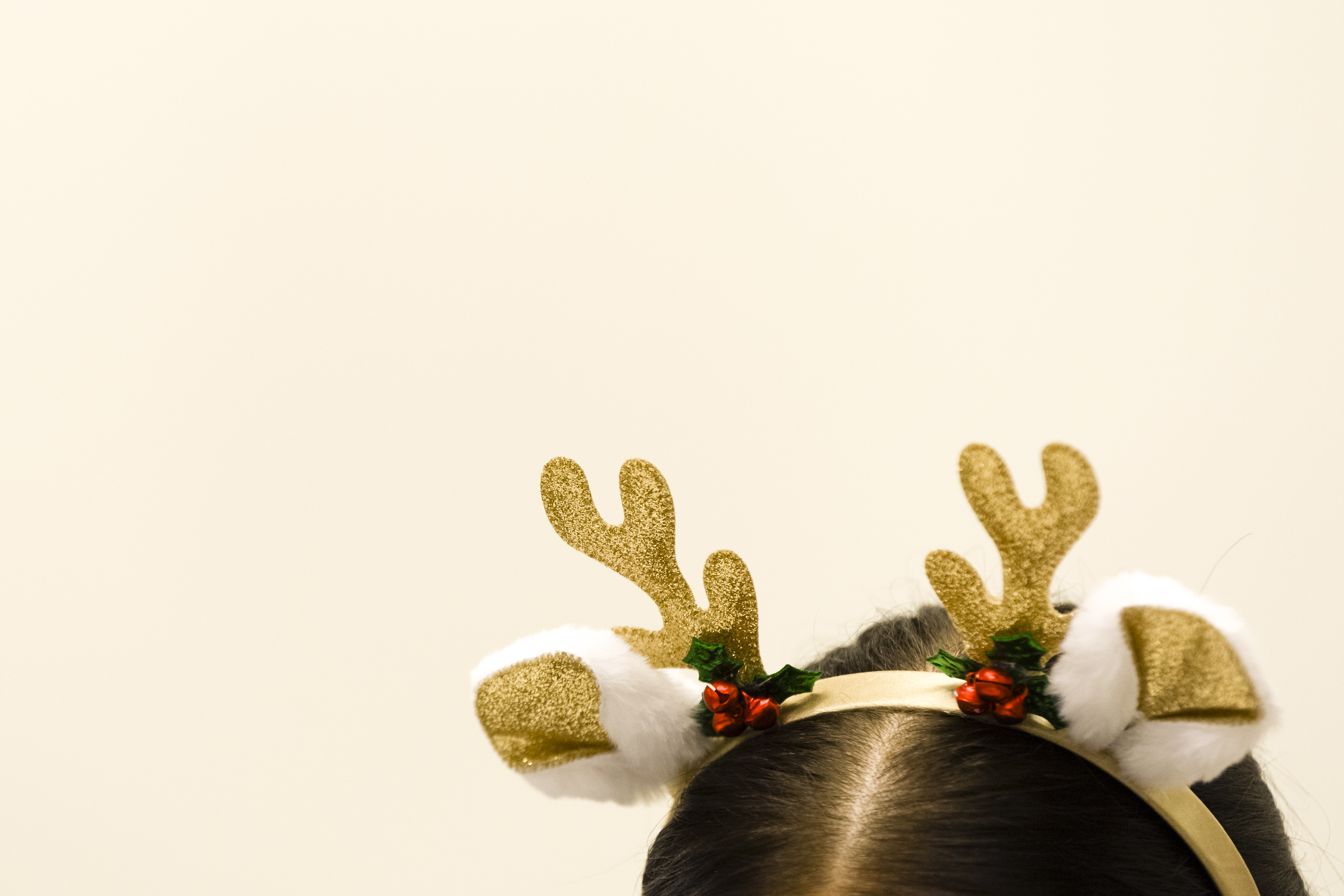 Kinderkopf mit Geweih-Haarreif