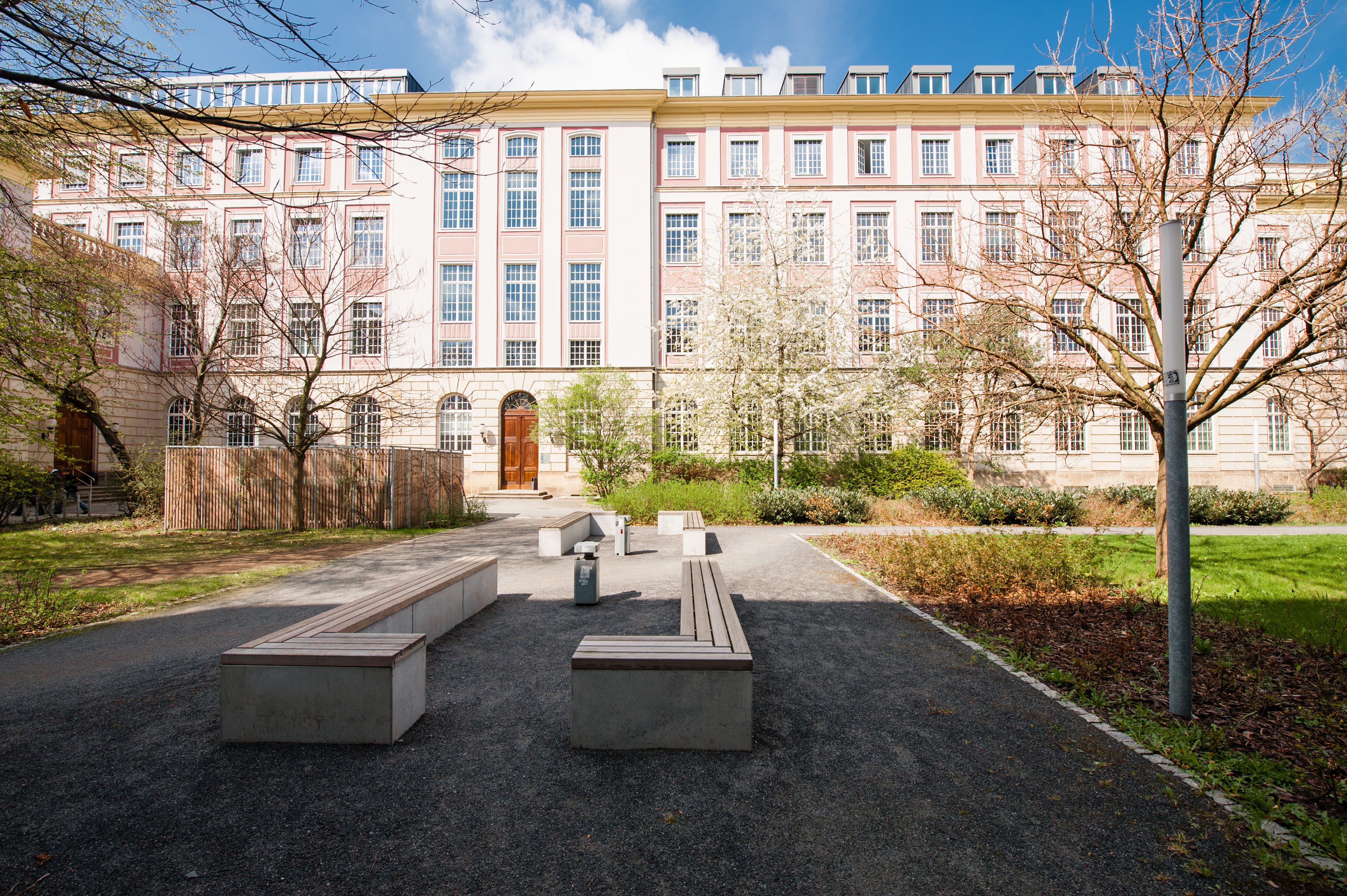 [Translate to English:] Hinterhof mit Bänken vor dem Seminargebäude