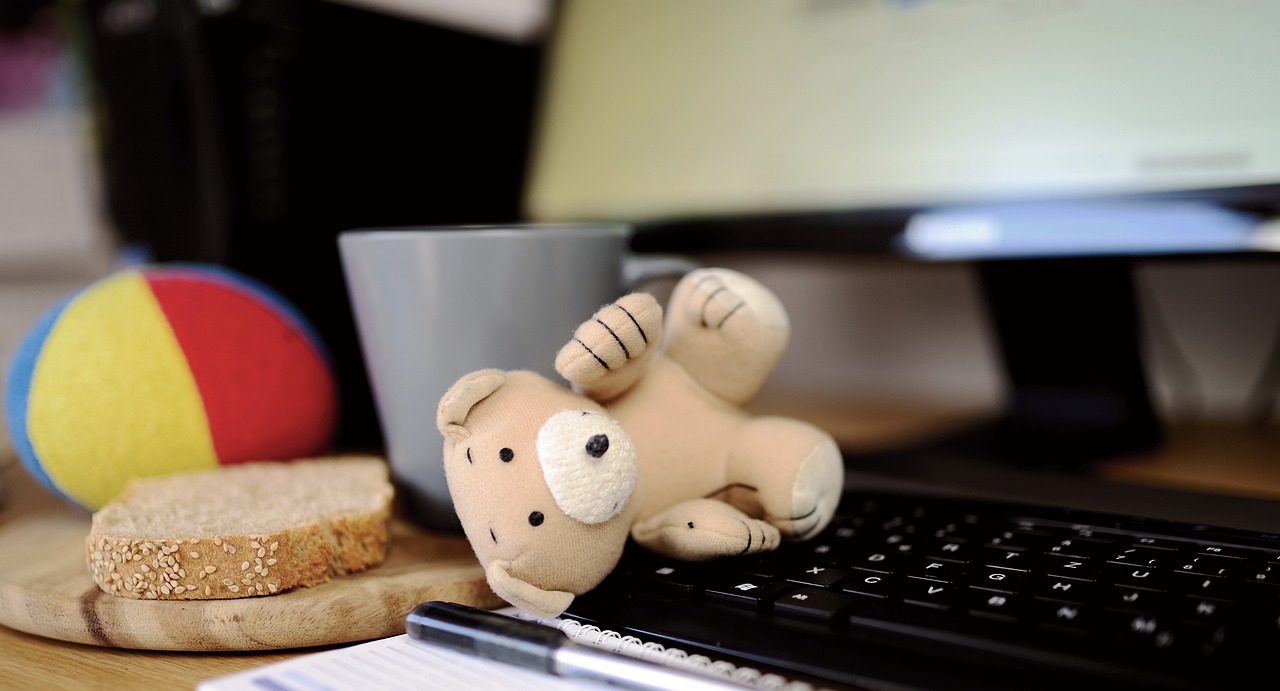 Spielzeug und Pausenbrot liegen vor einer Tastatur