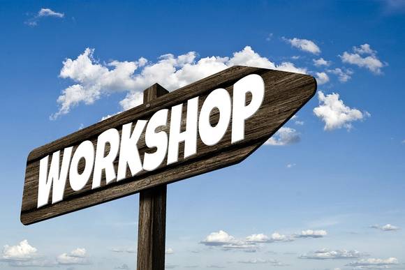 Wegweiser zeigt das Wort "Workshop"