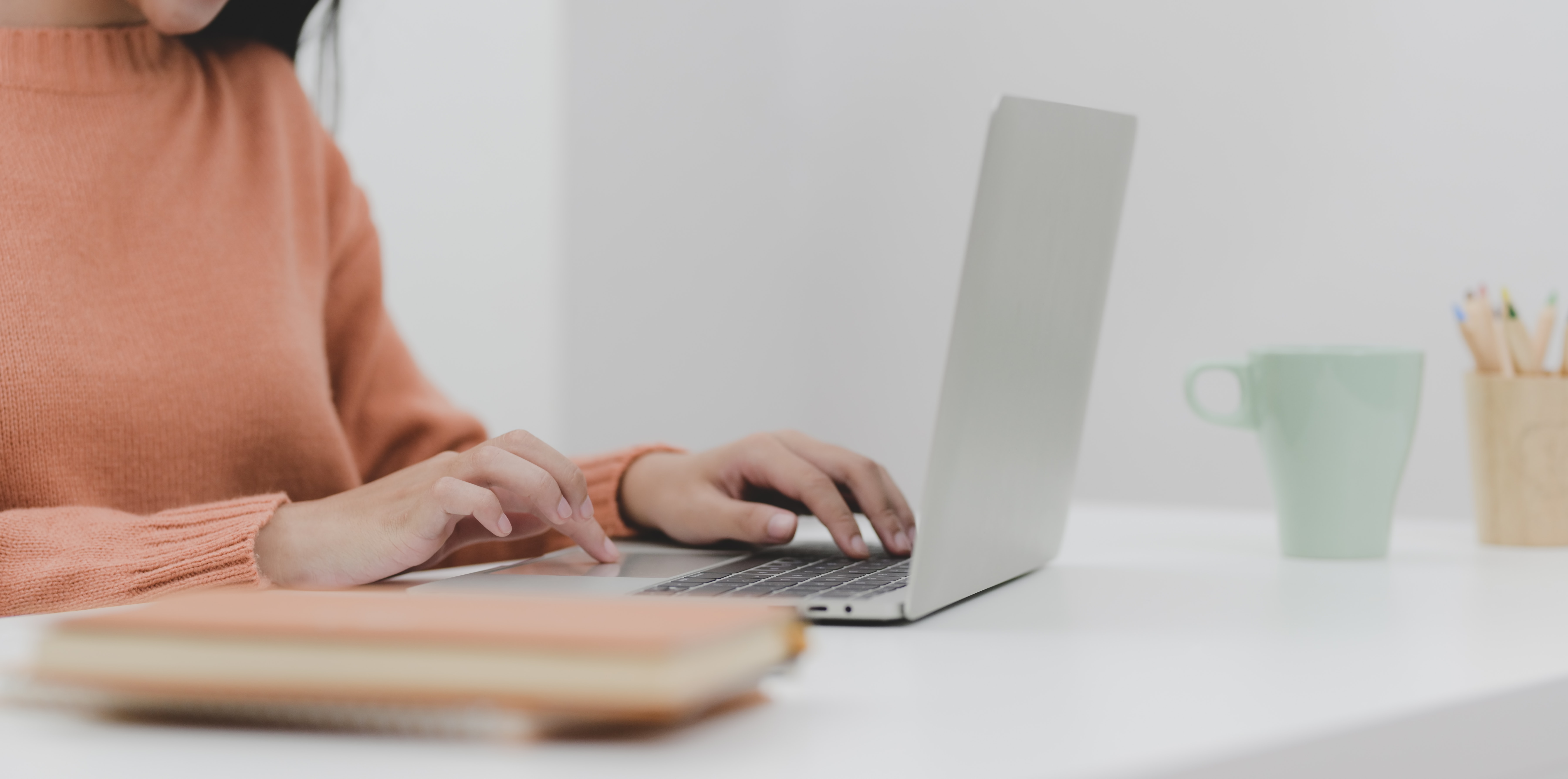 Schmuckbild - Frau am Schreibtisch arbeitet mit Laptop