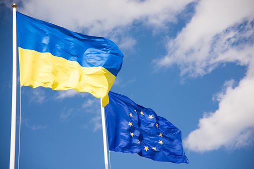 Flaggen der Ukraine und Europas