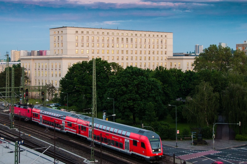 Zug fährt vor HTW