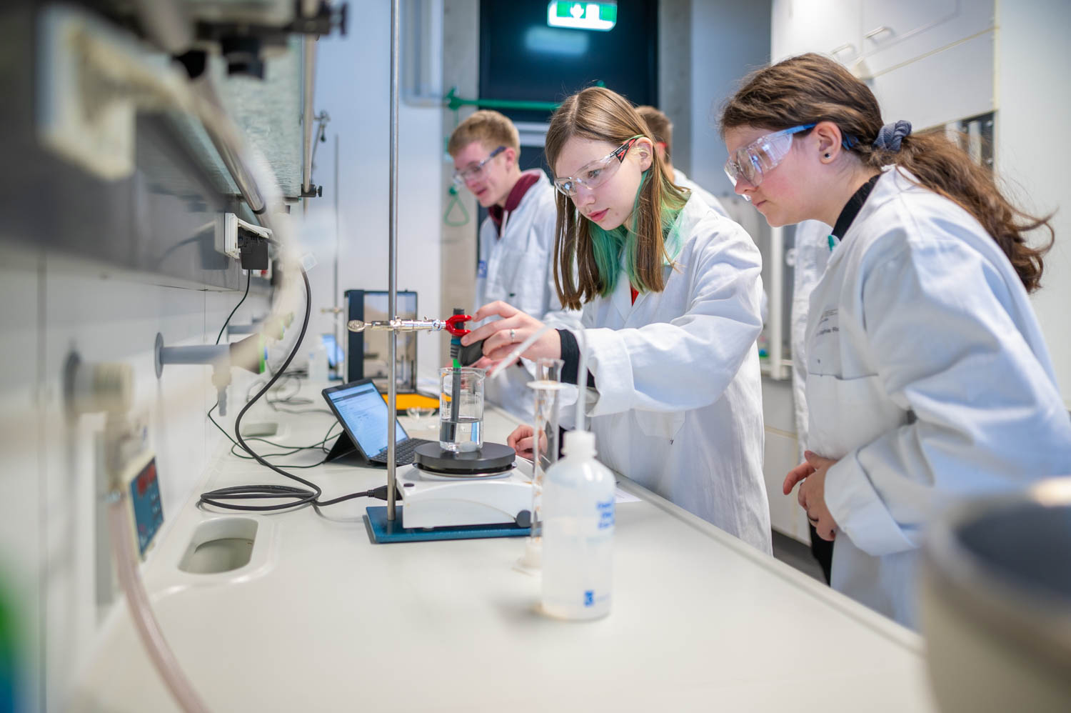 Schülerinnen im Chemielabor