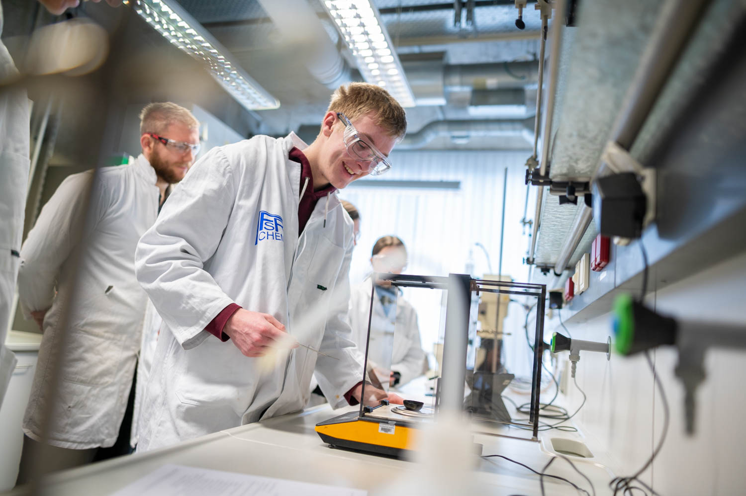 Schüler im Chemielabor