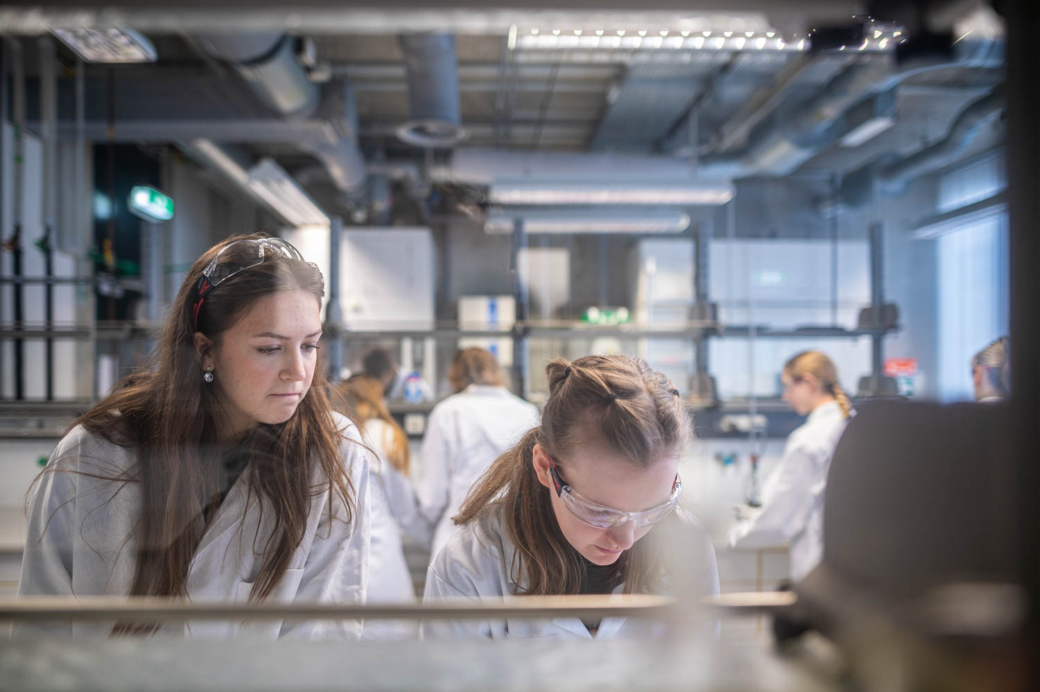 Mädchen im Chemielabor