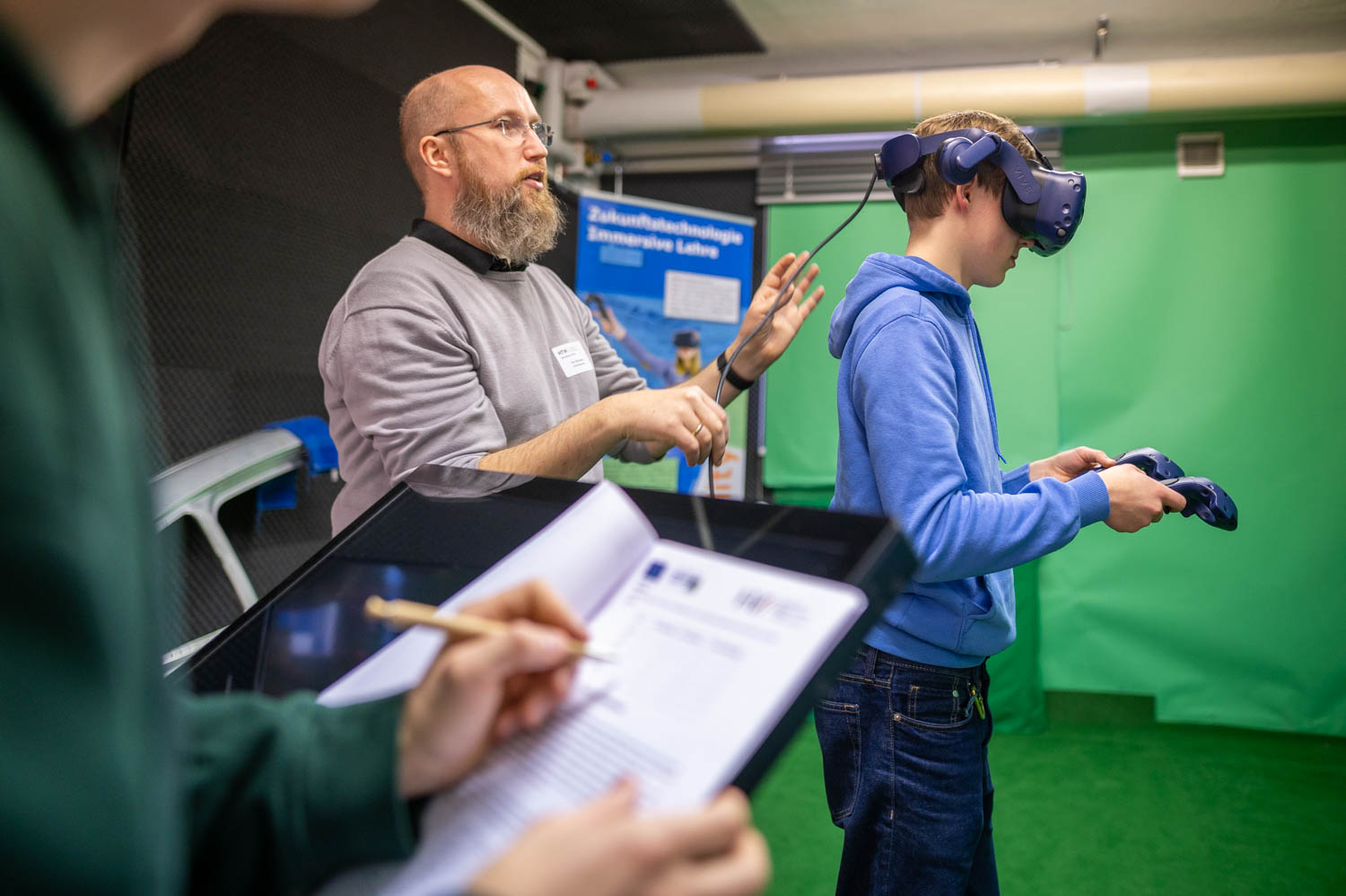 Lehrender und Schüler mit VR-Brille