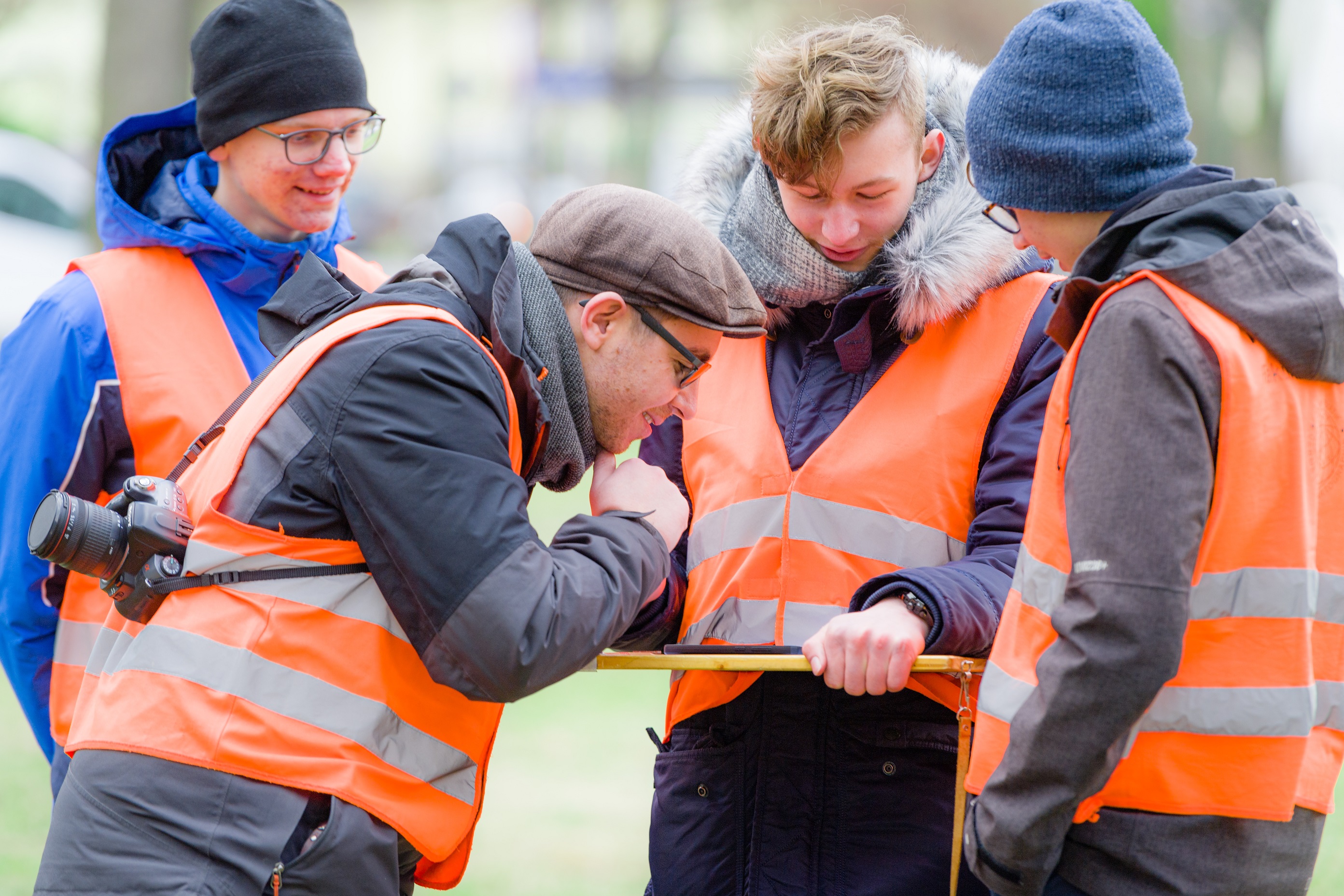 Vermesser mit Warnwesten