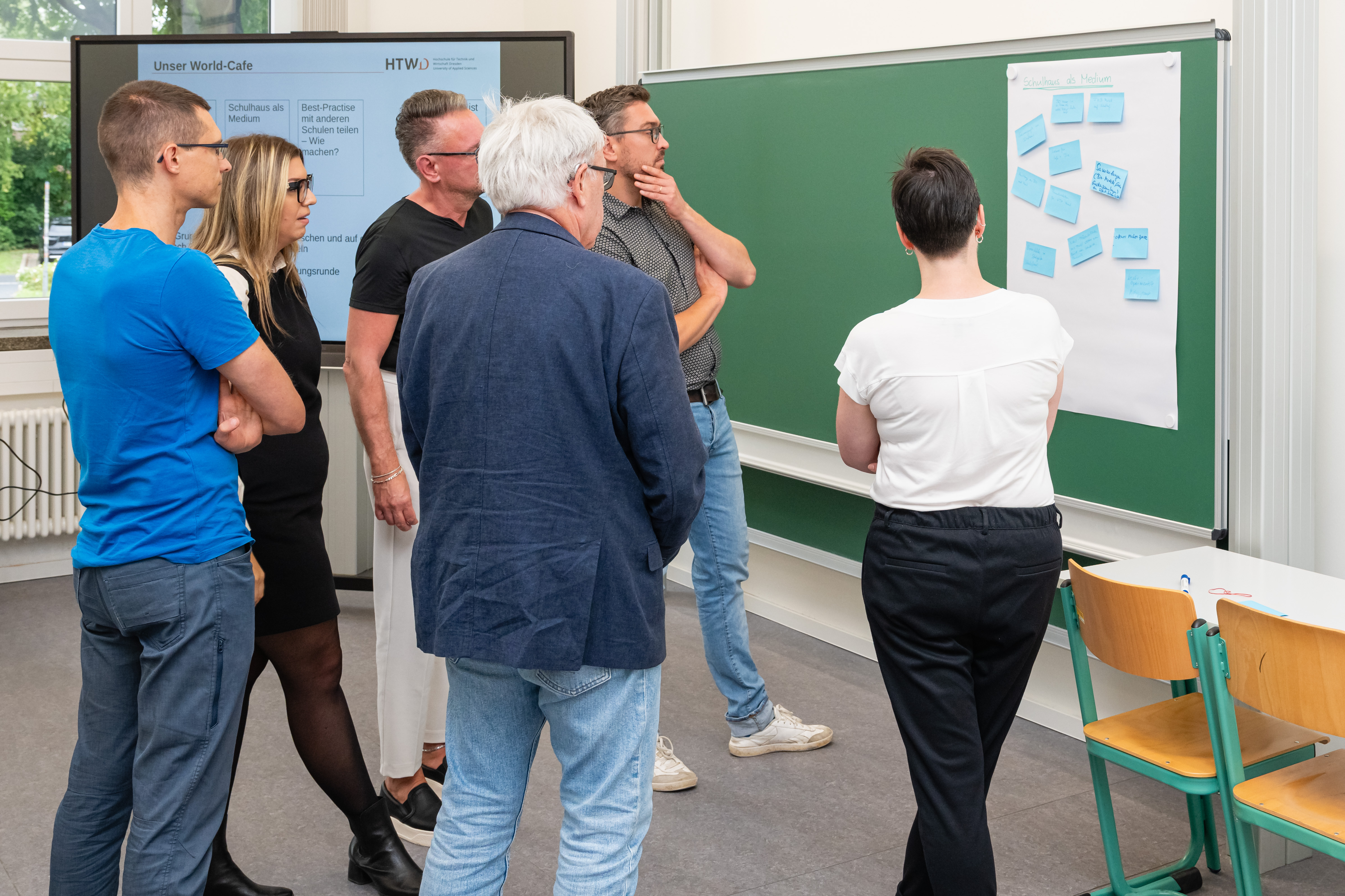 Lehrkräfte vor einer Tafel bei einem Workshop