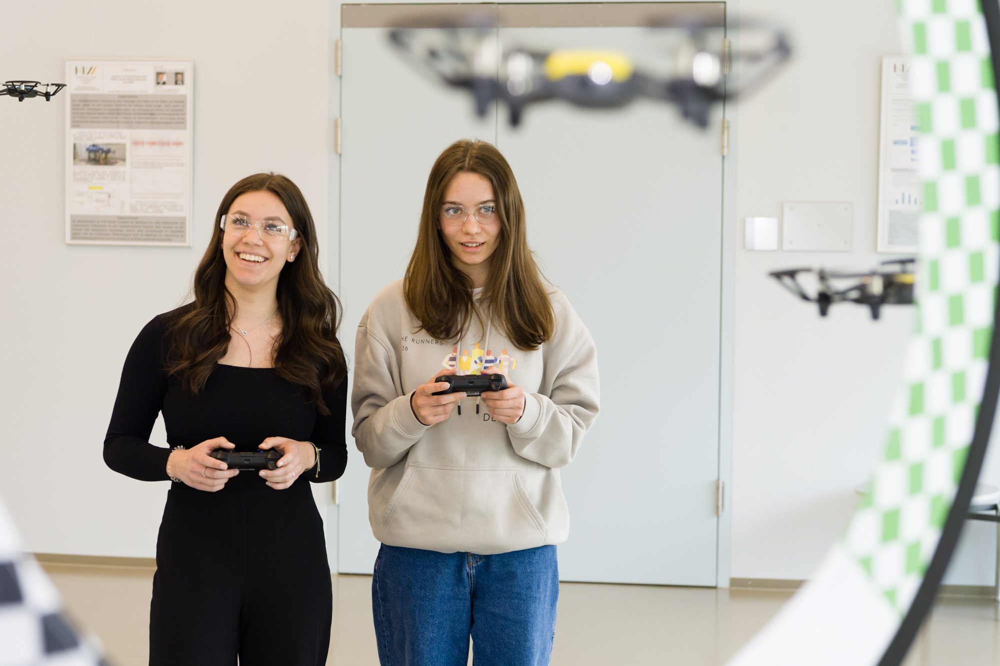 Zwei Mädchen lassen Drohne fliegen