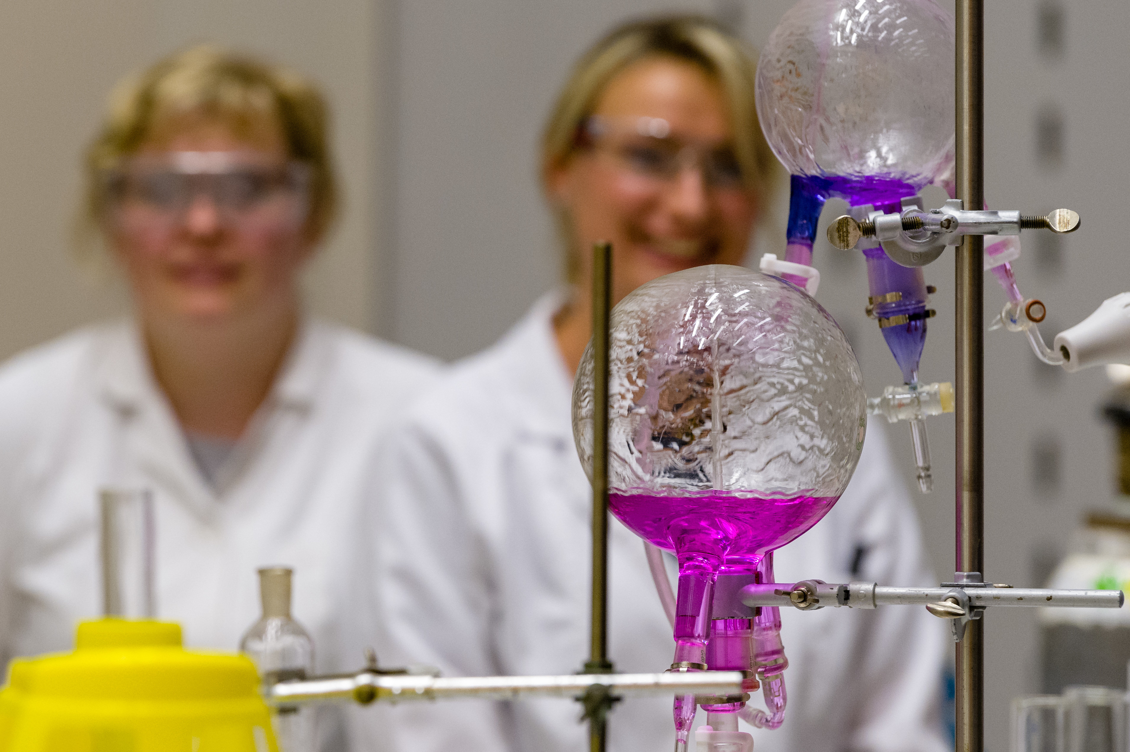 2 Chemikerinnen im Labor