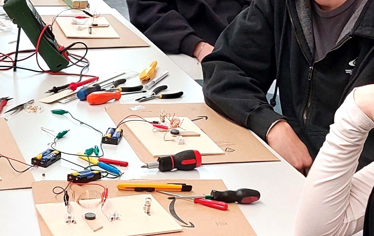 Ausschnitt Tisch mit Kabeln und Werkzeug