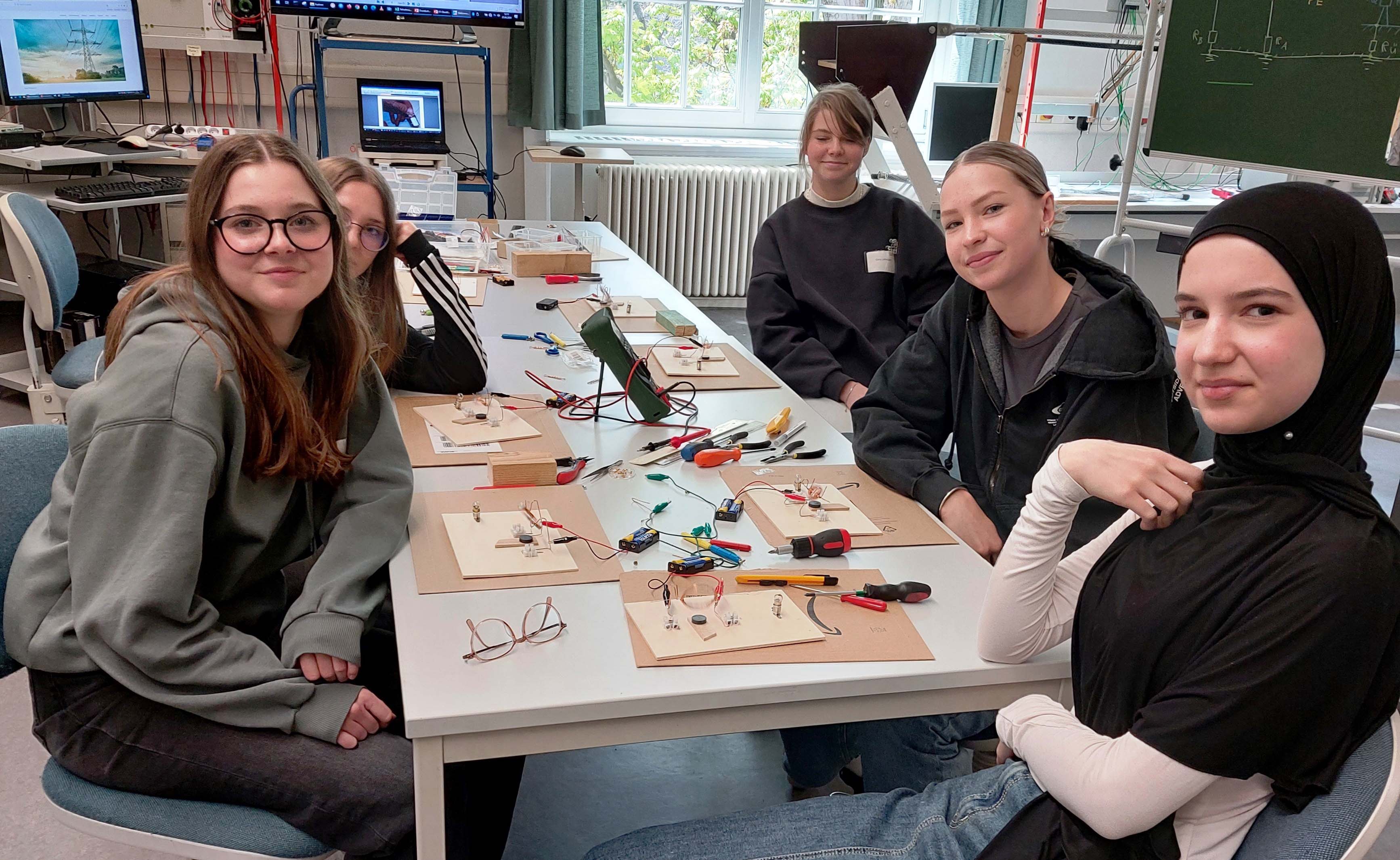 Schülerinnen beim Workshop