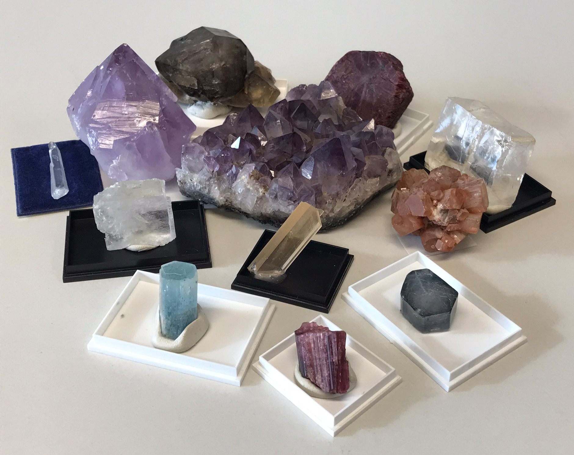 Kristalle in verschiedenen Farben und Formen