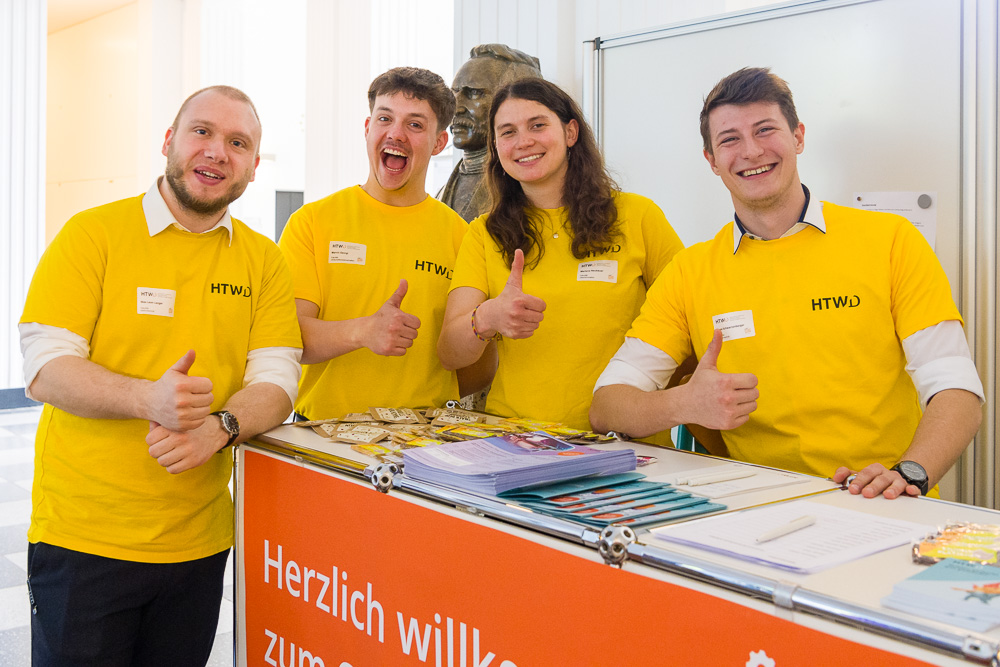 Studierende an Infostand