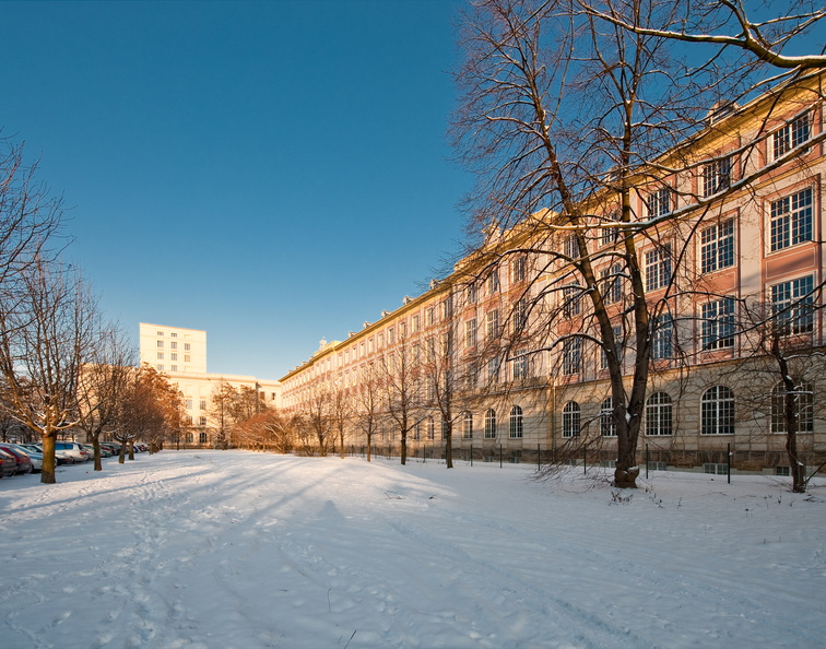 [Translate to English:] HTW Gebäude im Winter