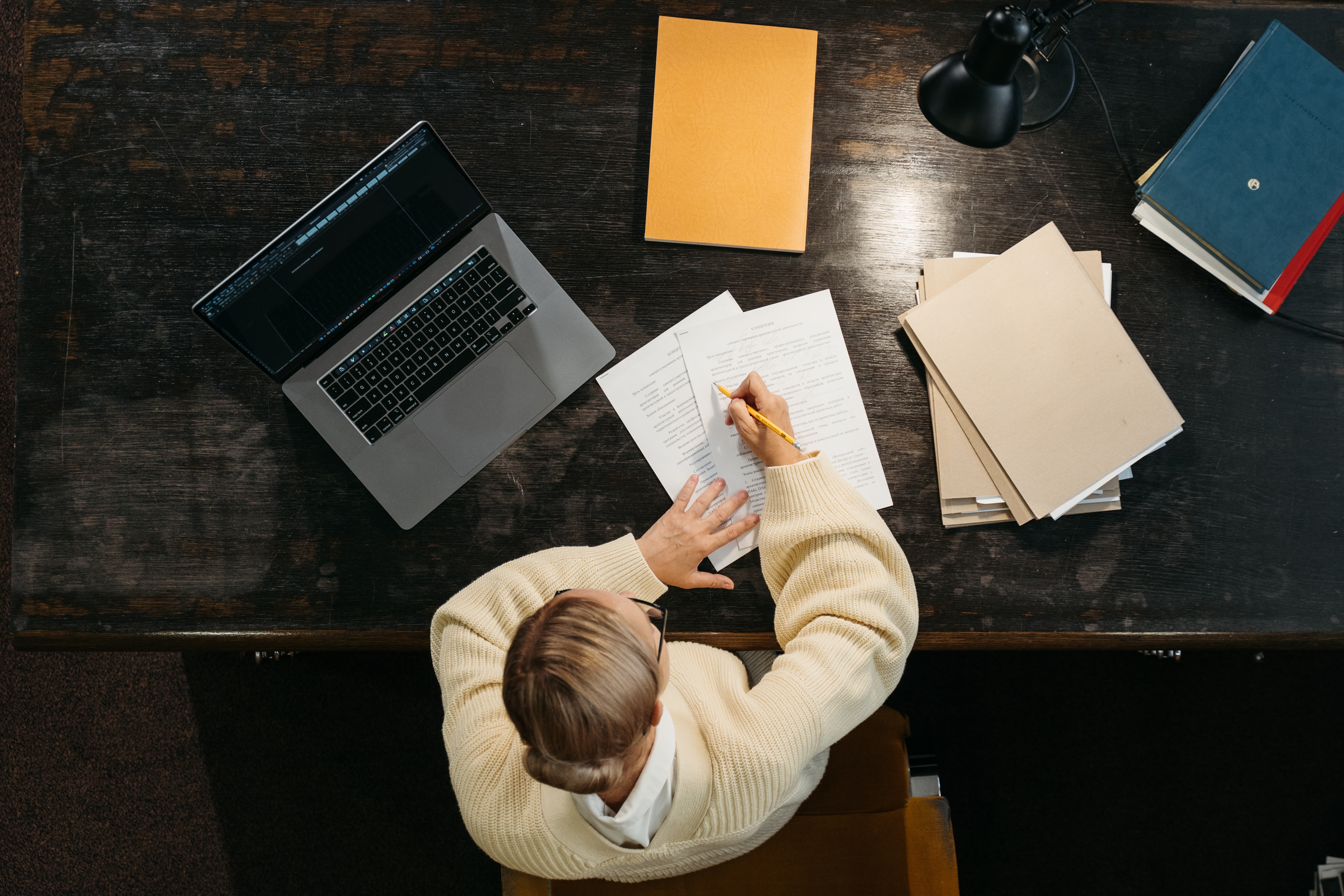 Mädchen sitzt am Laptop und erstellt eine Checkliste