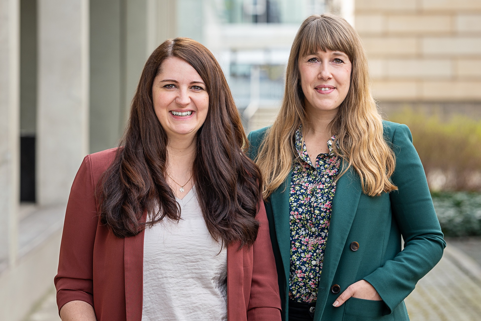 Porträt der Studienberaterinnen Josefin Päßler und Mira Höfler