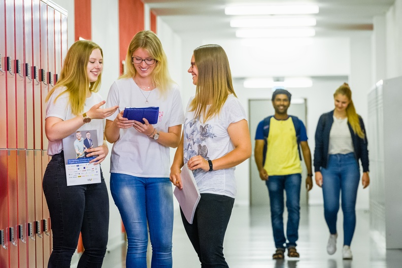 Studierende auf dem Gang im S-Gebäude